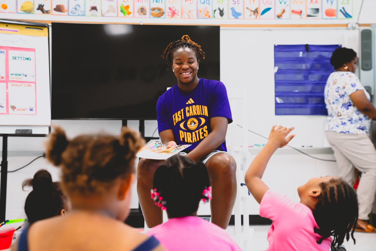 ECUWBB's tweet image. .@ZaniahZellous enjoyed some time reading to the kids at Ridgewood Elementary School yesterday afternoon 🙌
#FAB 🏴☠️