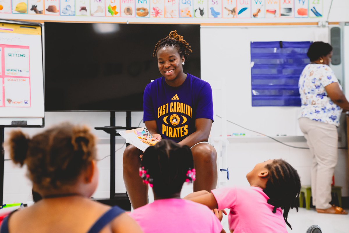 ECUWBB's tweet image. .@ZaniahZellous enjoyed some time reading to the kids at Ridgewood Elementary School yesterday afternoon 🙌
#FAB 🏴☠️