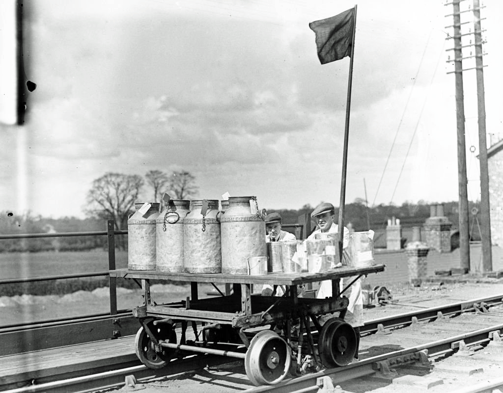 TrainStations23's tweet image. Dairymen transporting dairy products to the stations in Wensleydale, 26 April 1927. 

The dairymen used the &apos;Cream Special&apos; a four-wheel trolley to transport milk and dairy products on the railway. 
Wensleydale in North Yorkshire is a major centre for dairy production and the…