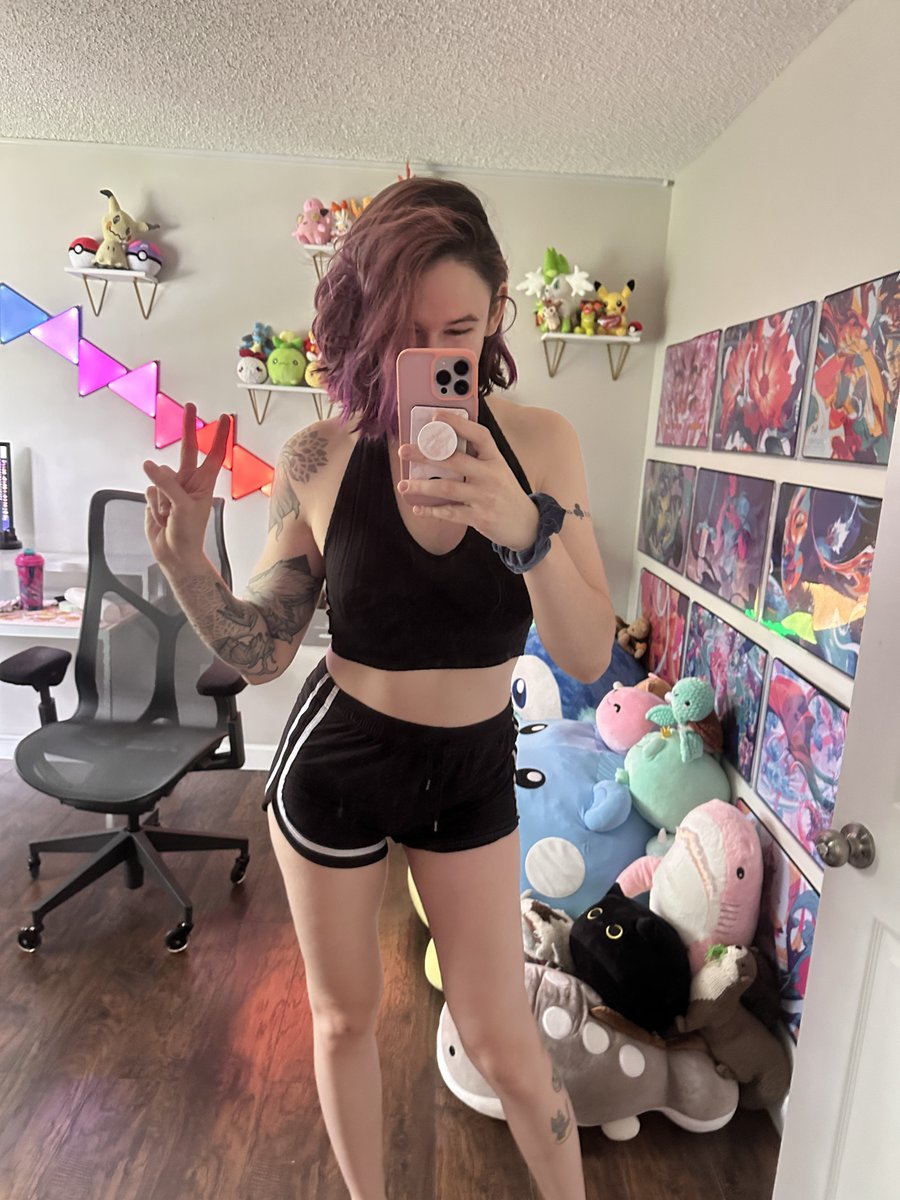 Bloody's tweet image. ya girl finally started unpacking her closet so CUTE CLOTHES STREAM WOHOO
get on in here and say hi :3
✨ twitch.tv/bloody ✨
