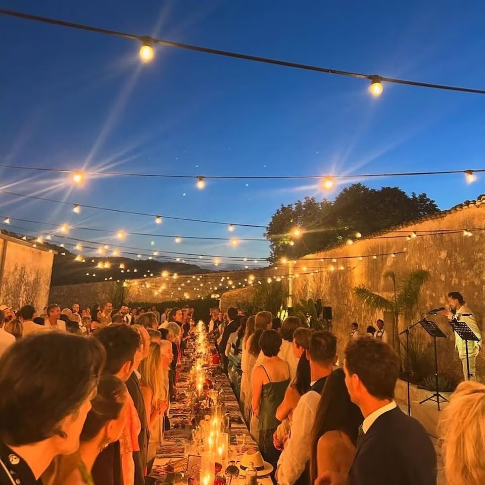 GilbertoBrenis's tweet photo. Muy emocionado #Sting lleva a su hija al altar en la boda del año en #Sicilia. #FuschiaKateSumner y #MaxWright se casaron con su hijo como protagonista. https://t.co/524Ic0PXE4