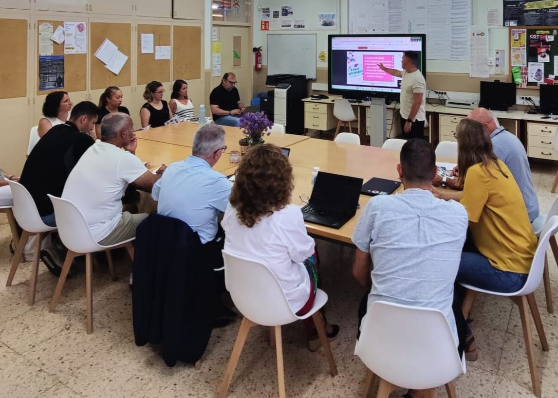 Aliances Magnet (@aliancesmagnet) on Twitter photo L'<a href="/EscolaSoriano/">Escola Soriano-Montagut</a> fa balanç molt positiu de la formació #Magnet amb l'Alberto Esteban (<a href="/alesav81/">Alberto Esteban</a>) i projecte sobre Física i Esport que fan amb <a href="/EUSES_Oficial/">EUSES Escola Universitària de la Salut i l'Esport</a> <a href="/universitatURV/">Universitat Rovira i Virgili</a> i el CTE d'Amposta🧲
Enhorabona per tota la feina feta! 👏 L'<a href="/EscolaSoriano/">Escola Soriano-Montagut</a> fa balanç molt positiu de la formació #Magnet amb l'Alberto Esteban (<a href="/alesav81/">Alberto Esteban</a>) i projecte sobre Física i Esport que fan amb <a href="/EUSES_Oficial/">EUSES Escola Universitària de la Salut i l'Esport</a> <a href="/universitatURV/">Universitat Rovira i Virgili</a> i el CTE d'Amposta🧲
Enhorabona per tota la feina feta! 👏