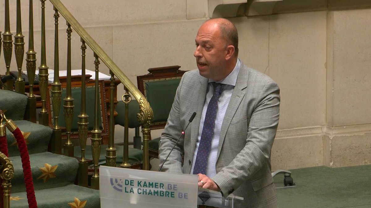 "Volgens het verkiezingsprogramma van de N-VA moest het federale parlement nochtans worden vervangen door 'een confederale kamer, bemand door deelstaatparlementsleden'. In de plaats daarvan keren we terug naar het unitaire België." <a href="/werner_somers/">Werner Somers</a> #DeKamer