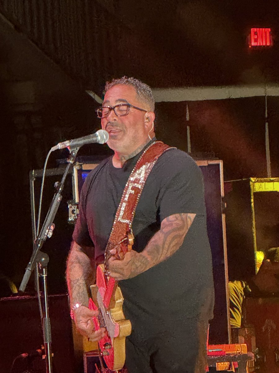 SpicyMcCall44's tweet image. Saw @Aaronlewismusic last night in Tupelo. He puts on a helluva show. Had good seats too lol