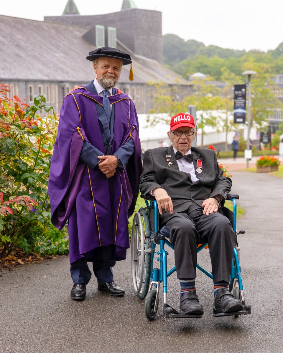 KeeleUniversity's tweet image. A “Marvellous” reunion 💚
We’ve awarded an honorary degree to acclaimed actor Toby Jones, reuniting him with Neil ‘Nello’ Baldwin 11 years after Marvellous.
From Marvellous to Mr Bates vs The Post Office, Toby’s brilliance continues to shine.
Congrats, Toby! 🎉