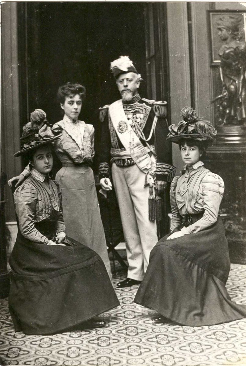 TraductorTeAma's tweet photo. A 182 años del nacimiento de Julio Argentino Roca, quien logró que Argentina se encontrara entre los 10 países más ricos del mundo.
17 de julio de 1843 - 19 de octubre de 1914

1) Avellaneda lanzó la conquista del desierto.

2) Roca impulsó la Ley 1.420 de educación laica, gratuita y obligatoria de 6 a 14 años.
Fue el primero en combatir el analfabetismo.

3) Argentina duplicó su extensión territorial.
A Roca le debemos que las actuales provincias de Misiones, Formosa, Chaco, La Pampa, Neuquén, Río Negro, Chubut, Santa Cruz y Tierra del Fuego sean argentinas.

4) Multiplicó la extensión de las líneas férreas (que luego destruyó el peronismo)

5) Sancionó la ley 1.565 del Registro Civil que le quitó ese protagonismo a la Iglesia. Ahora esa función pasaba a manos del Estado.

6) Impulsó la Ley 1.130, de 1881, de unificación monetaria. Hasta ese momento, cada provincia emitía su propio papel moneda. (Que atraso los Chachos)

7) Firmó el pacto de límites con Chile, en 1881, que aseguró la paz con ese país, ya que se había llegado al borde de una guerra.

8) Se sancionó el Código Penal y el de Minería.

9) Inició la ocupación argentina de la Antártida, al establecer la base de las islas Orcadas (1904).

10) Comenzó la explotación petrolera en Comodoro Rivadavia (ciudad que se fundó bajo su Presidencia).

11) Fue el primero en impulsar las cumbres presidenciales con fines de PAZ.

Y LO MÁS IMPORTANTE:
12) sancionó la Ley 3.871 de conversión (1899), por la que asignó a la Caja de Conversión EL monopolio para emitir moneda. Estableció un patrón de cambio entre el peso, el dólar norteamericano y la libra esterlina.

Imponía además, una férrea disciplina fiscal y monetaria que impedía al Estado gastar más de lo que recaudaba o emitir sin respaldo. (Algo que siempre propone @JMilei).
Nuestro Peso Moneda Nacional se convirtió para 1920, en una divisa reconocida mundialmente.

13) Julio Argentino Roca: Ley 4.661, año 1905. Estableció el descanso dominical. Es considerada la primera ley obrera. Impulsada por el diputado socialista A. Palacios. Fue sancionada en 1905 y publicada en el boletín oficial por el Presidente J.A.R.

Hizo que Argentina se encontrara entre los diez países más ricos del mundo.
