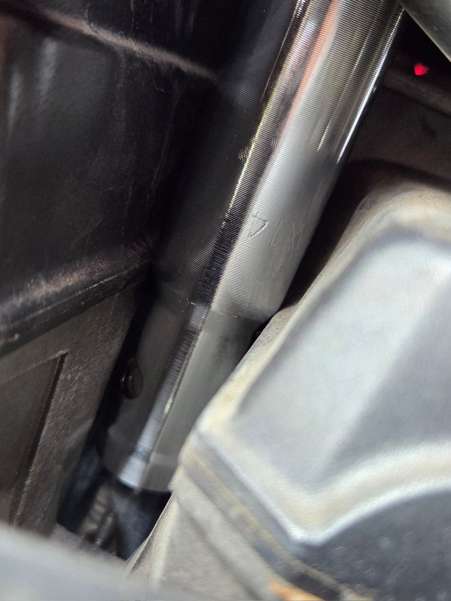 DK_CarClub's tweet photo. 近況報告
新しく部活で整備してるバイク、Dプラグなんだけどプラグホールが狭くてマルチレンチだと届かない問題（（ https://t.co/2iaXV2USRs