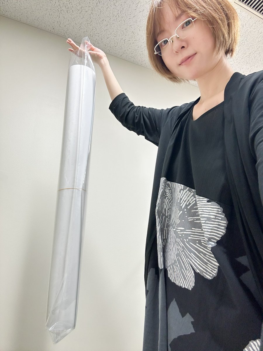 A0ポスターの持ち歩きに役立つ意外なアイテムを見つけました！🤩農家さんが土付きの長ネギやゴボウなどを入れる業務用ポリ袋です🥕✨写真の袋は幅200mm×長さ1000mm、厚さ0.05mmです。ハサミで切れ込みを入れても裂けない厚さなので手提げ袋にアレンジできちゃいます✂️🛍️
item.rakuten.co.jp/fukuroya-shop/…