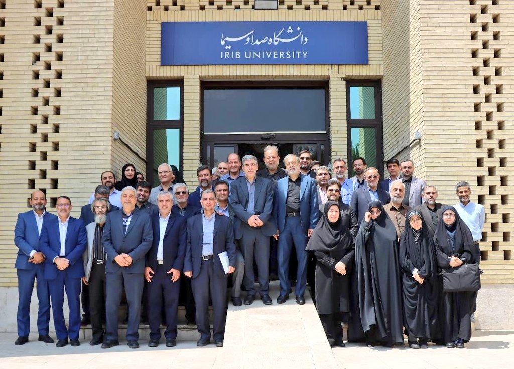 shbesfand's tweet image. دیروز حدود ۴۰ نفر از استادان ارتباطات، هنر و رسانه از دانشگاههای تهران، علامه، سوره و آزاد اسلامی مهمان استادان دانشگاه صدا و سیما بودند. برای مشاهدهی آثار جنایتی بیسابقه در تاریخ رسانه به اتفاق به بازدید ساختمان شیشهای رفتند و روایت روز حادثه را از شاهدان عینی شنیدند.
