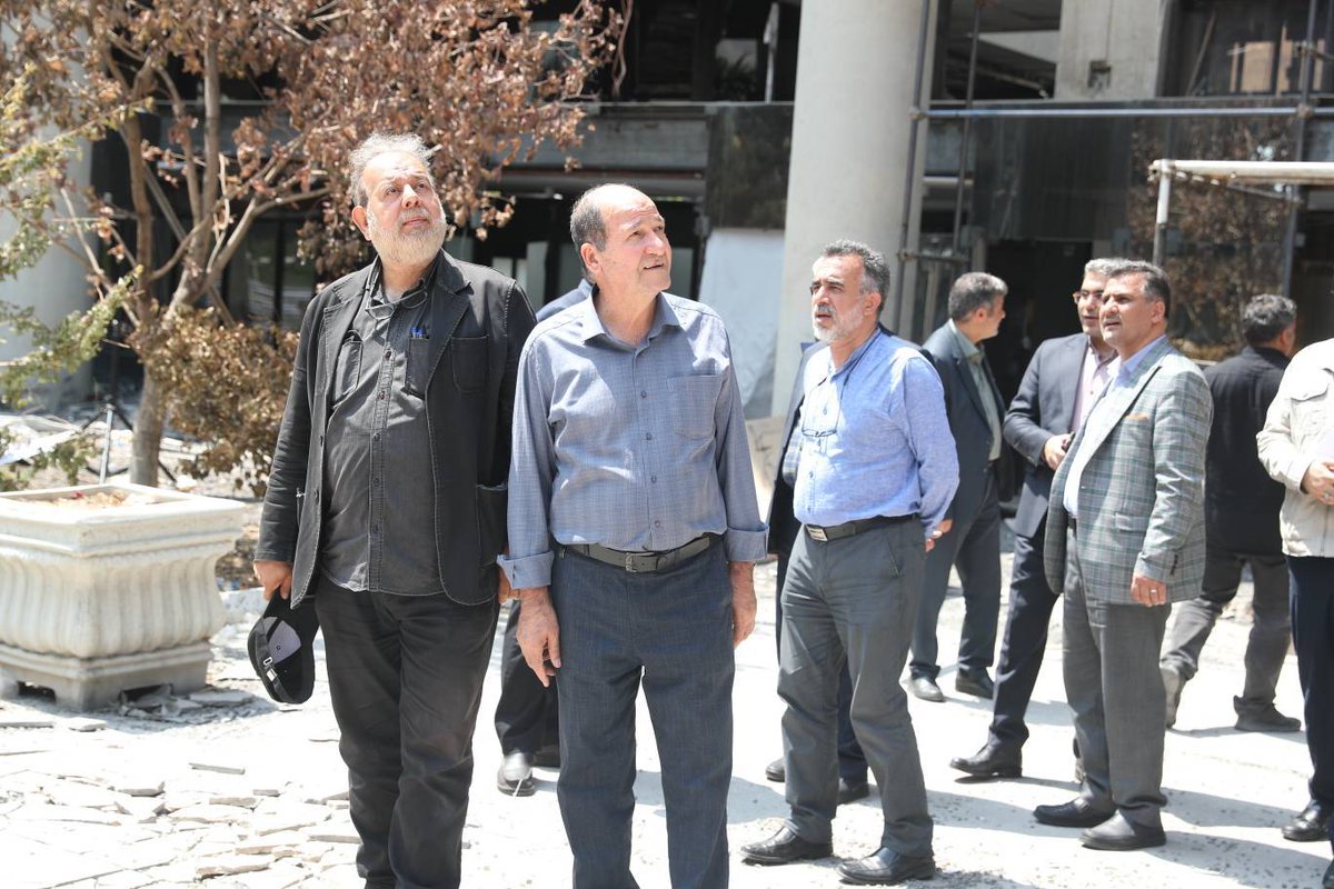 shbesfand's tweet image. دیروز حدود ۴۰ نفر از استادان ارتباطات، هنر و رسانه از دانشگاههای تهران، علامه، سوره و آزاد اسلامی مهمان استادان دانشگاه صدا و سیما بودند. برای مشاهدهی آثار جنایتی بیسابقه در تاریخ رسانه به اتفاق به بازدید ساختمان شیشهای رفتند و روایت روز حادثه را از شاهدان عینی شنیدند.