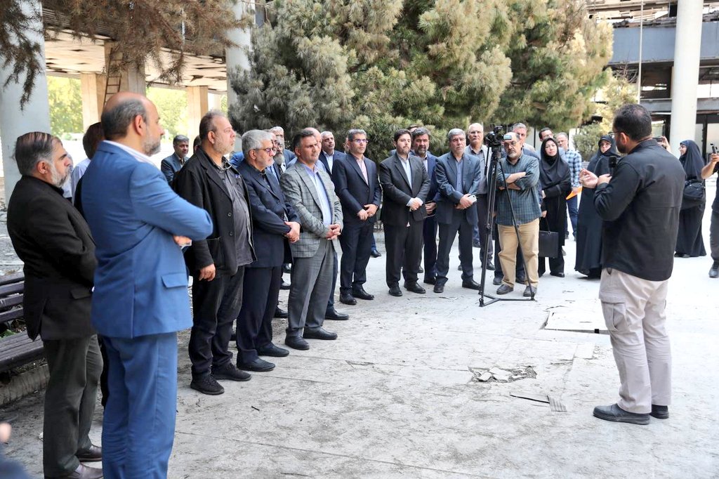 shbesfand's tweet image. دیروز حدود ۴۰ نفر از استادان ارتباطات، هنر و رسانه از دانشگاههای تهران، علامه، سوره و آزاد اسلامی مهمان استادان دانشگاه صدا و سیما بودند. برای مشاهدهی آثار جنایتی بیسابقه در تاریخ رسانه به اتفاق به بازدید ساختمان شیشهای رفتند و روایت روز حادثه را از شاهدان عینی شنیدند.