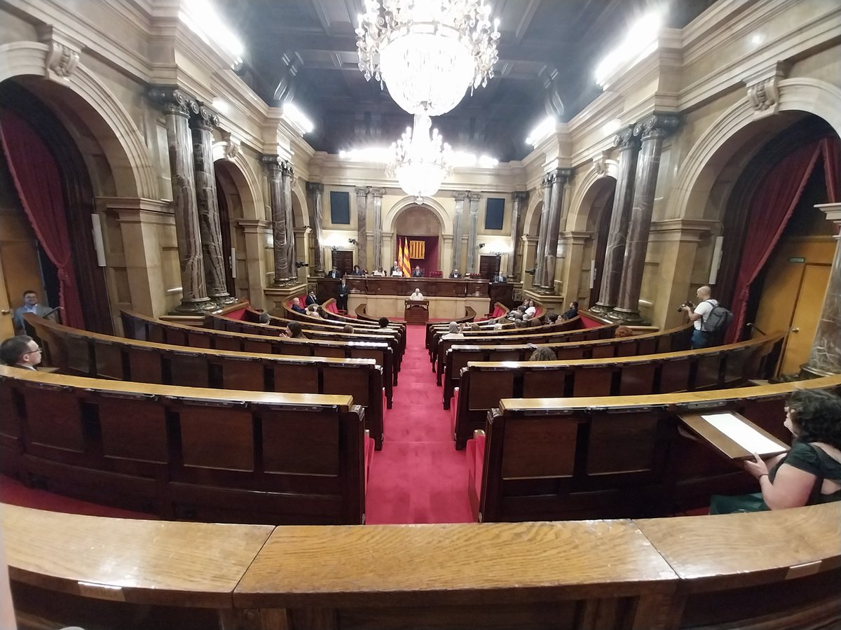 Comença el torn de tarda del Ple del Parlament de Catalunya i no hi cap ni una agulla. Imatge de les 15.30.