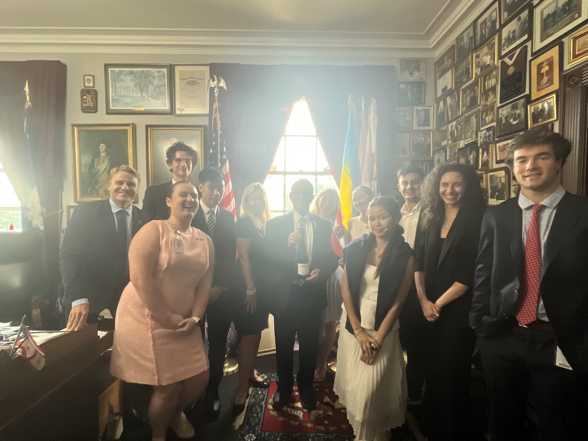 Petra Schneebauer (@schneebauerp) on Twitter photo Many thanks to <a href="/RepJoeWilson/">Joe Wilson</a> for this spontaneous & „young“ welcome with all your great interns! 🇦🇹🤝🇺🇸 Many thanks to <a href="/RepJoeWilson/">Joe Wilson</a> for this spontaneous & „young“ welcome with all your great interns! 🇦🇹🤝🇺🇸