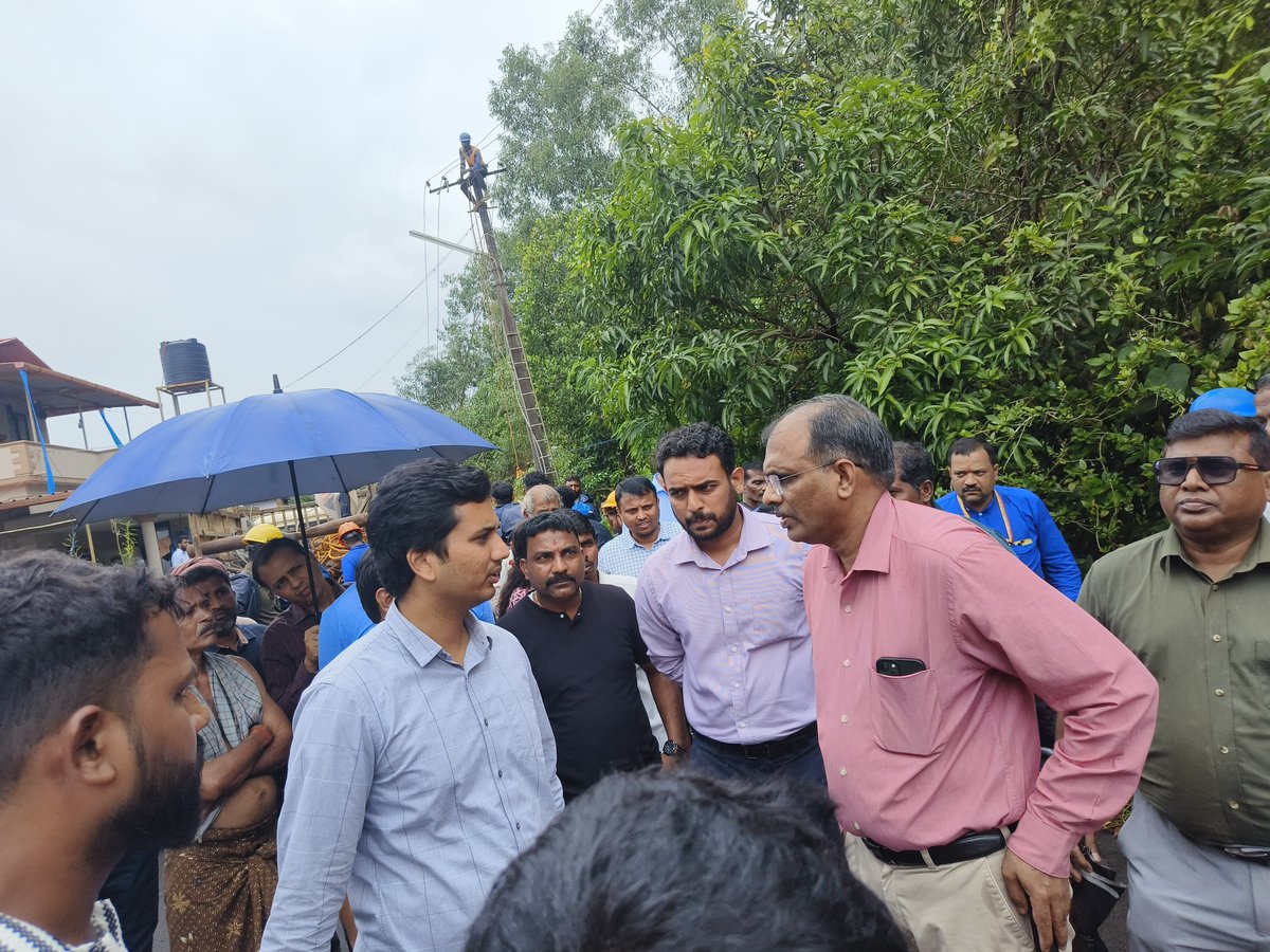 DCDKOfficial's tweet image. ಬಜ್ಪೆ ವ್ಯಾಪ್ತಿಯ ಕೊಂಚಾರಿನ MSEZ Rehabilitation area ದಲ್ಲಿ ಗುಡ್ಡ ಕುಸಿತ, ಕೆಂಜಾರು ಕಾಪಿಕಾಡು ಗುಡ್ಡೆ ಗುಡ್ಡ ಕುಸಿತ ಪ್ರದೇಶ, ಕೆಂಜಾರು ಕೋಸ್ಟ್ ಗಾರ್ಡ್ ಮೀಸಲು ಪ್ರದೇಶ ವೀಕ್ಷಣೆ ಮಾಡಿ ಸಾರ್ವಜನಿಕರೊಂದಿಗೆ ಸಂವಾದ ನಡೆಸಲಾಯಿತು ಹಾಗೂ ಸಂಬಂಧಪಟ್ಟ ಅಧಿಕಾರಿಗಳಿಗೆ ಅಗತ್ಯ ಕ್ರಮ ಕೈಗೊಳ್ಳುವಂತೆ ಸೂಚನೆ ನೀಡಲಾಯಿತು.