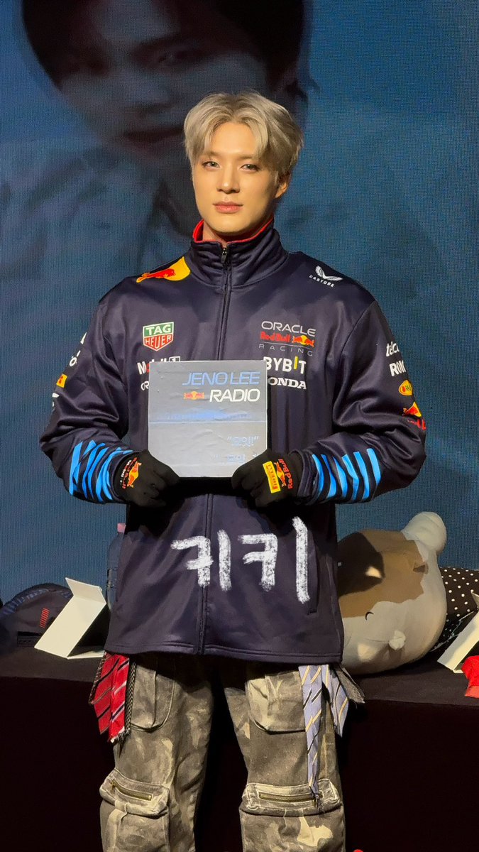 mcdtournesol's tweet photo. เจโน่กับชุด red bull ㅠㅠㅠㅠㅠㅠㅠㅠㅠㅠㅠㅠ สานฝันแฟนคลับ max (เจโน่) มากกก น่ารักอะ ละถือป้าย jeno lee radio แบบเหมือนตอน f1 ออกอากาศสดละเวลานักแข่งพูดจะมีสิ่งนี้ขึ้นมา ส่วนของโน่คือ

🐶 โย่อิท!
🐶 โฮ่ง...

นักแข่งหมาน้อยยยย 😭😭😭💘🐶🏎️ https://t.co/Jx2seCDEZZ