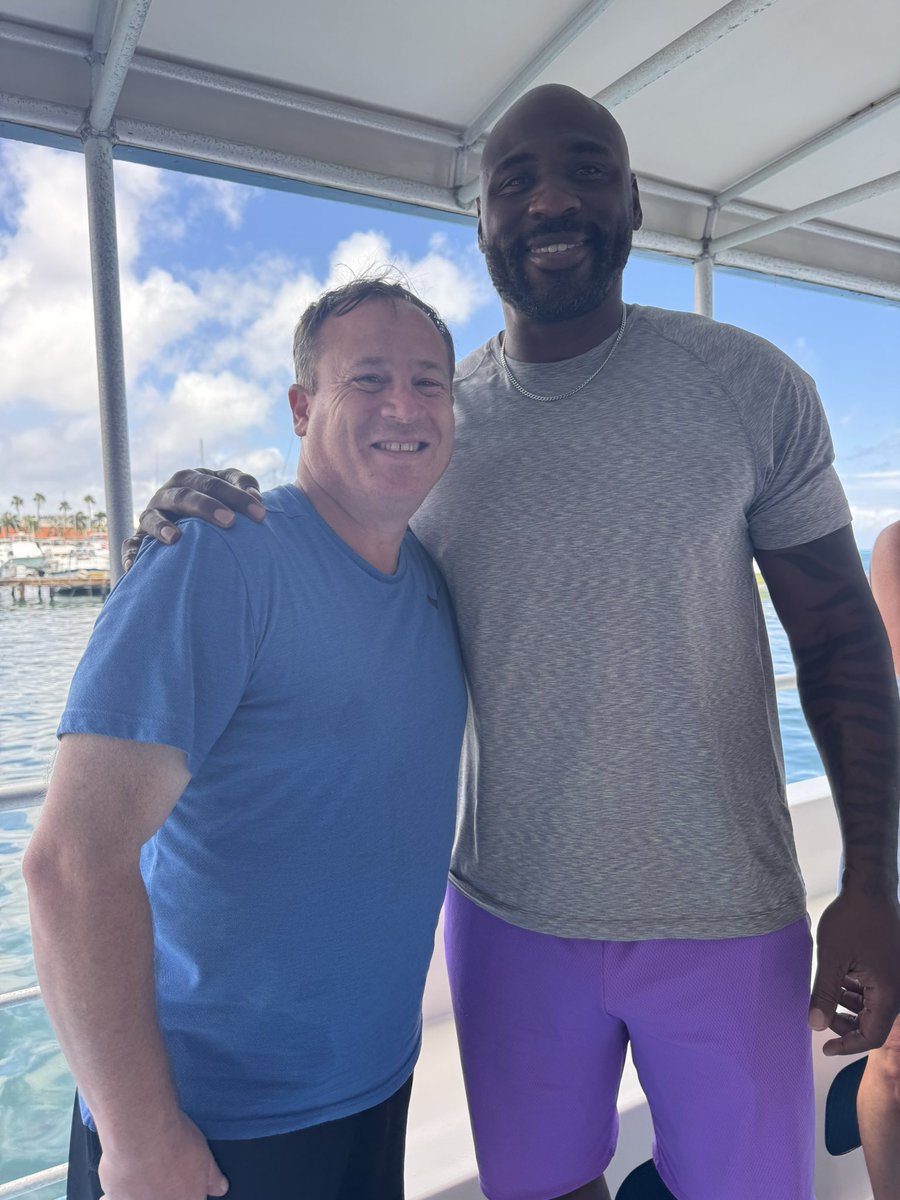 Barry0901's tweet photo. @Giants please put this great RB on ring of honor.  @BrandonJacobs27  2x SB champion gave u all his heart &amp; more!  I’m an @Eagles fan I hate the Giants. LOL. 

Thanks 4 @saquon. Brandon deserves it way overdue. Such a nice man. @EliManning deserves HOF now not later. Fly 🦅 Fly. https://t.co/0RnyDjvh9i