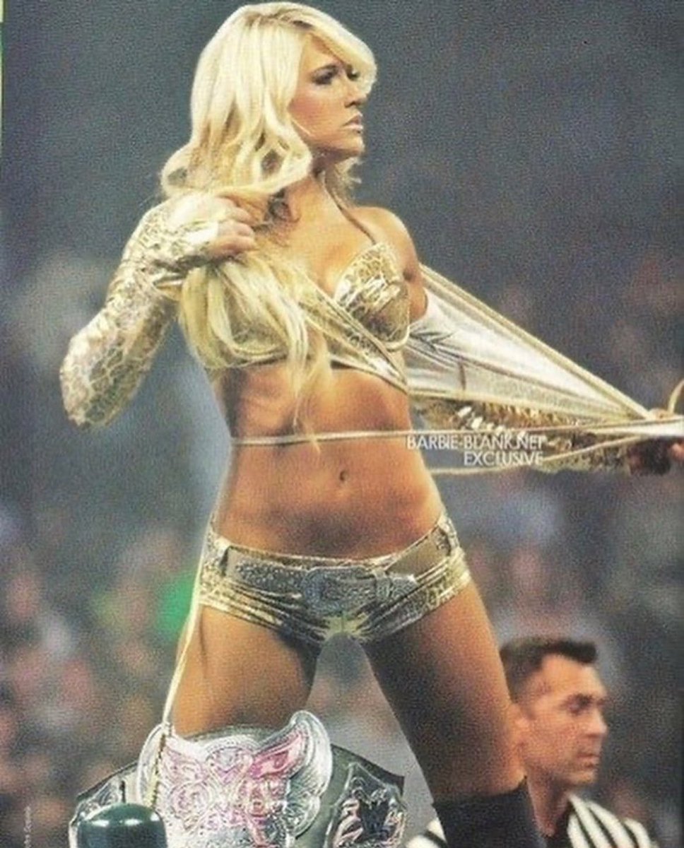 KELLYISDIVA's tweet photo. this gold tiger pattern ate so bad. ★ #kellykelly #wwe https://t.co/0fvYEJqSHe