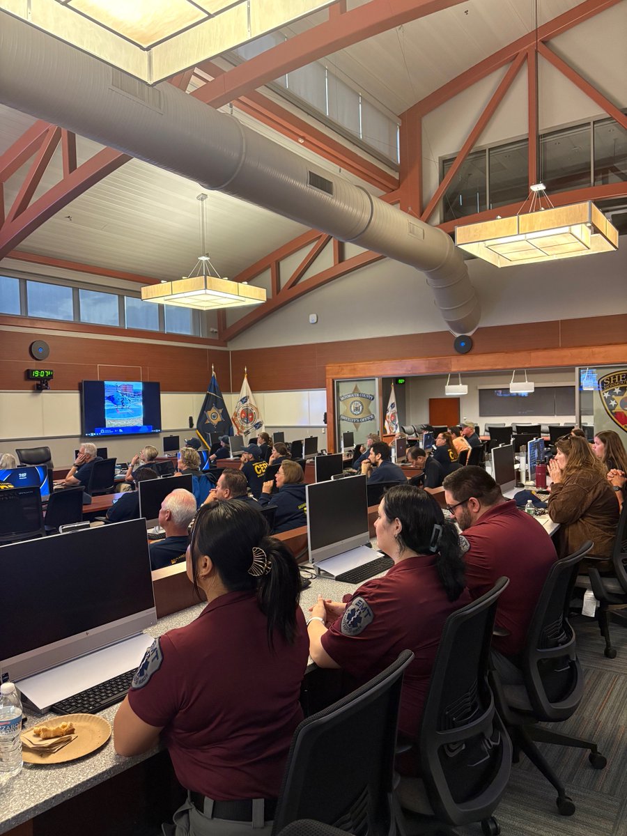 MonmouthSheriff's tweet image. #SheriffGolden was proud to host Landing Zone Education Training last evening at #MCSONJ in partnership with @HMHNewJersey Health. Over 90 1st Responders attended to enhance their response capabilities & ensure safe & efficient air medical operations. #Training #EMS