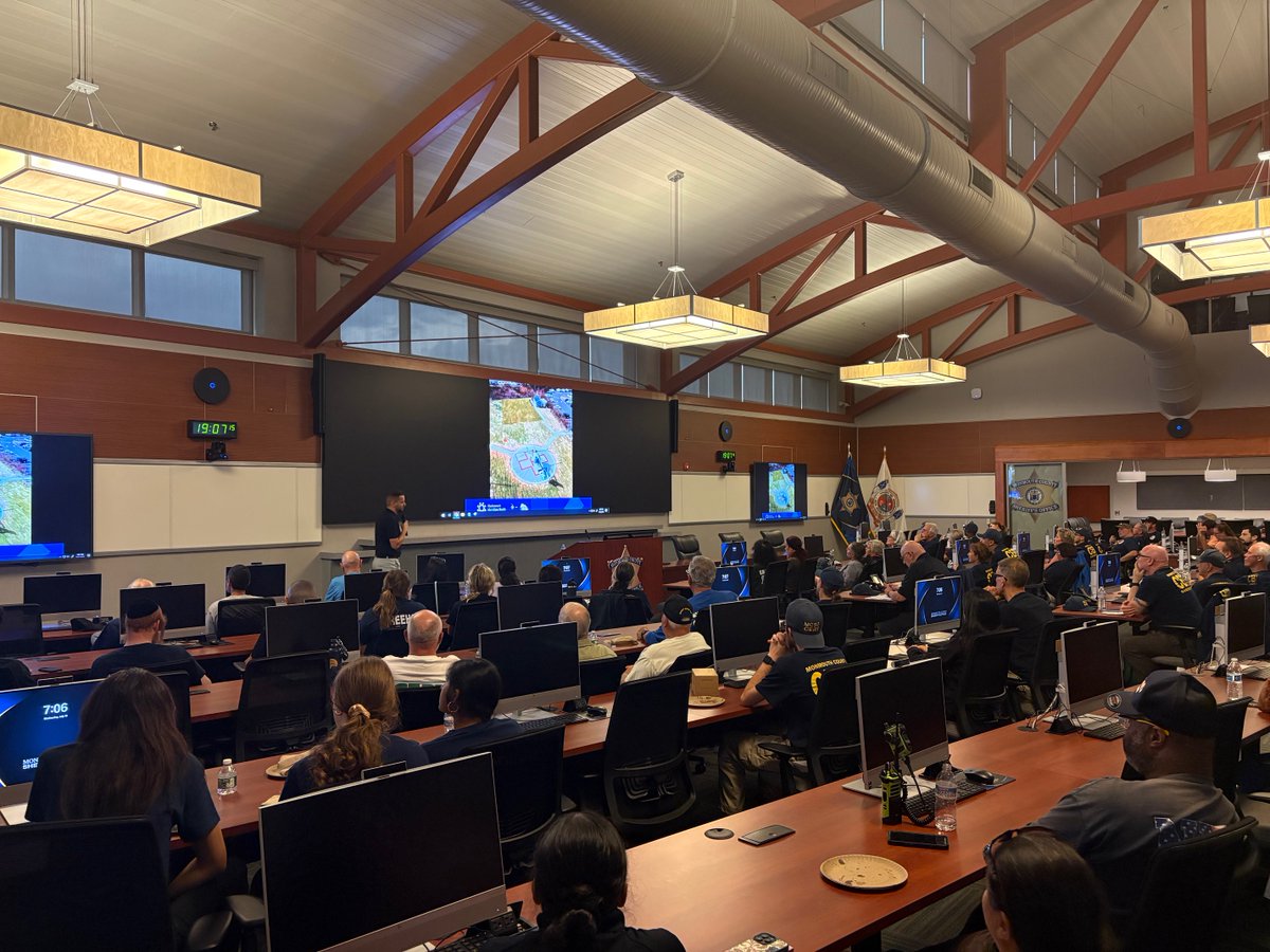 MonmouthSheriff's tweet image. #SheriffGolden was proud to host Landing Zone Education Training last evening at #MCSONJ in partnership with @HMHNewJersey Health. Over 90 1st Responders attended to enhance their response capabilities & ensure safe & efficient air medical operations. #Training #EMS