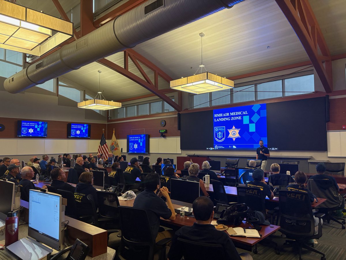 MonmouthSheriff's tweet image. #SheriffGolden was proud to host Landing Zone Education Training last evening at #MCSONJ in partnership with @HMHNewJersey Health. Over 90 1st Responders attended to enhance their response capabilities & ensure safe & efficient air medical operations. #Training #EMS