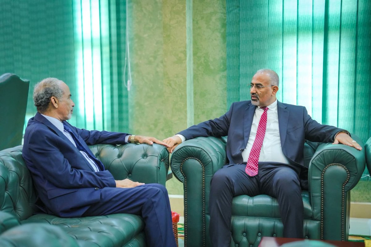 الرئيس الزُبيدي يُناقش مع الفريق الصبيحي تطورات الأوضاع العسكرية والأمنية في المحافظات المحررة

الخميس ١٧ يوليو ٢٠٢٥ 

التقى الرئيس القائد عيدروس قاسم الزُبيدي، رئيس المجلس الانتقالي الجنوبي، نائب رئيس مجلس القيادة الرئاسي، اليوم الخميس، الفريق الركن محمود الصبيحي، مستشار رئيس