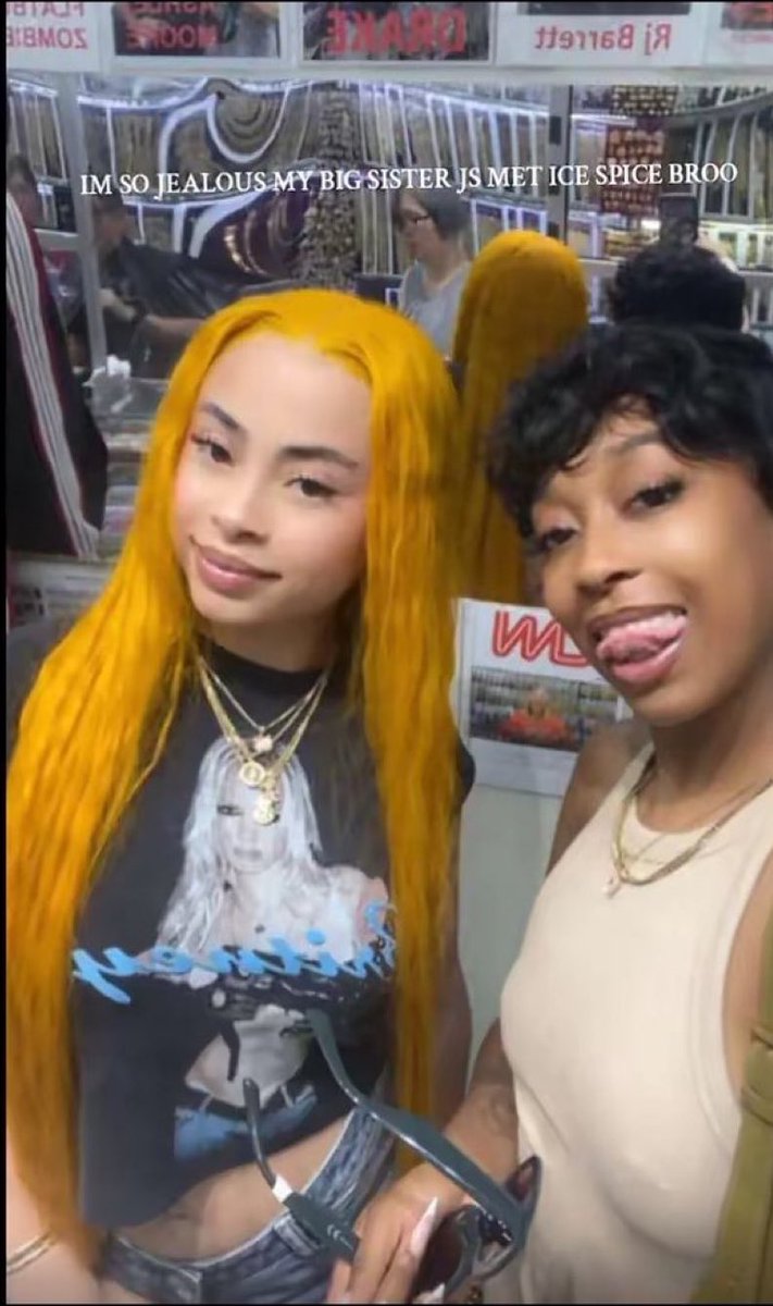 icespiceSupport's tweet image. 📸|Ice Spice spotted with a fan wearing a Brittney Spears t-shirt