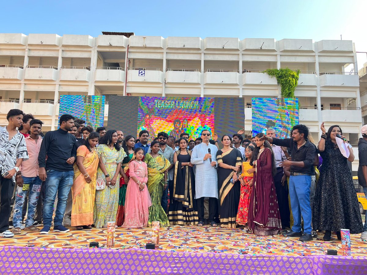 R_Madhavi_Reddy's tweet image. కడప నగరంలోని SVCK కాలేజీలో నిర్వహించిన ‘స్కూల్ లైఫ్’ మూవీ ట్రైలర్ లాంచ్ కార్యక్రమంలో టీడీపీ పొలిట్ బ్యూరో సభ్యులు, కడప జిల్లా అధ్యక్షులు రెడ్డెప్పగారి శ్రీనివాసరెడ్డి గారితో కలిసి పాల్గొని ట్రైలర్ను ఆవిష్కరించాను. నిర్మాతకు ప్రోత్సాహకంగా శ్రీనివాసరెడ్డి గారు రూ.25,000 బహుమతిగా…