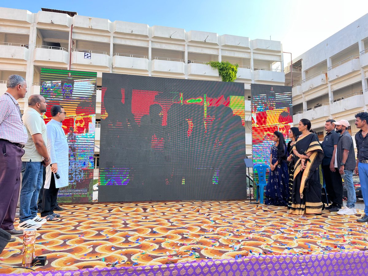 R_Madhavi_Reddy's tweet image. కడప నగరంలోని SVCK కాలేజీలో నిర్వహించిన ‘స్కూల్ లైఫ్’ మూవీ ట్రైలర్ లాంచ్ కార్యక్రమంలో టీడీపీ పొలిట్ బ్యూరో సభ్యులు, కడప జిల్లా అధ్యక్షులు రెడ్డెప్పగారి శ్రీనివాసరెడ్డి గారితో కలిసి పాల్గొని ట్రైలర్ను ఆవిష్కరించాను. నిర్మాతకు ప్రోత్సాహకంగా శ్రీనివాసరెడ్డి గారు రూ.25,000 బహుమతిగా…