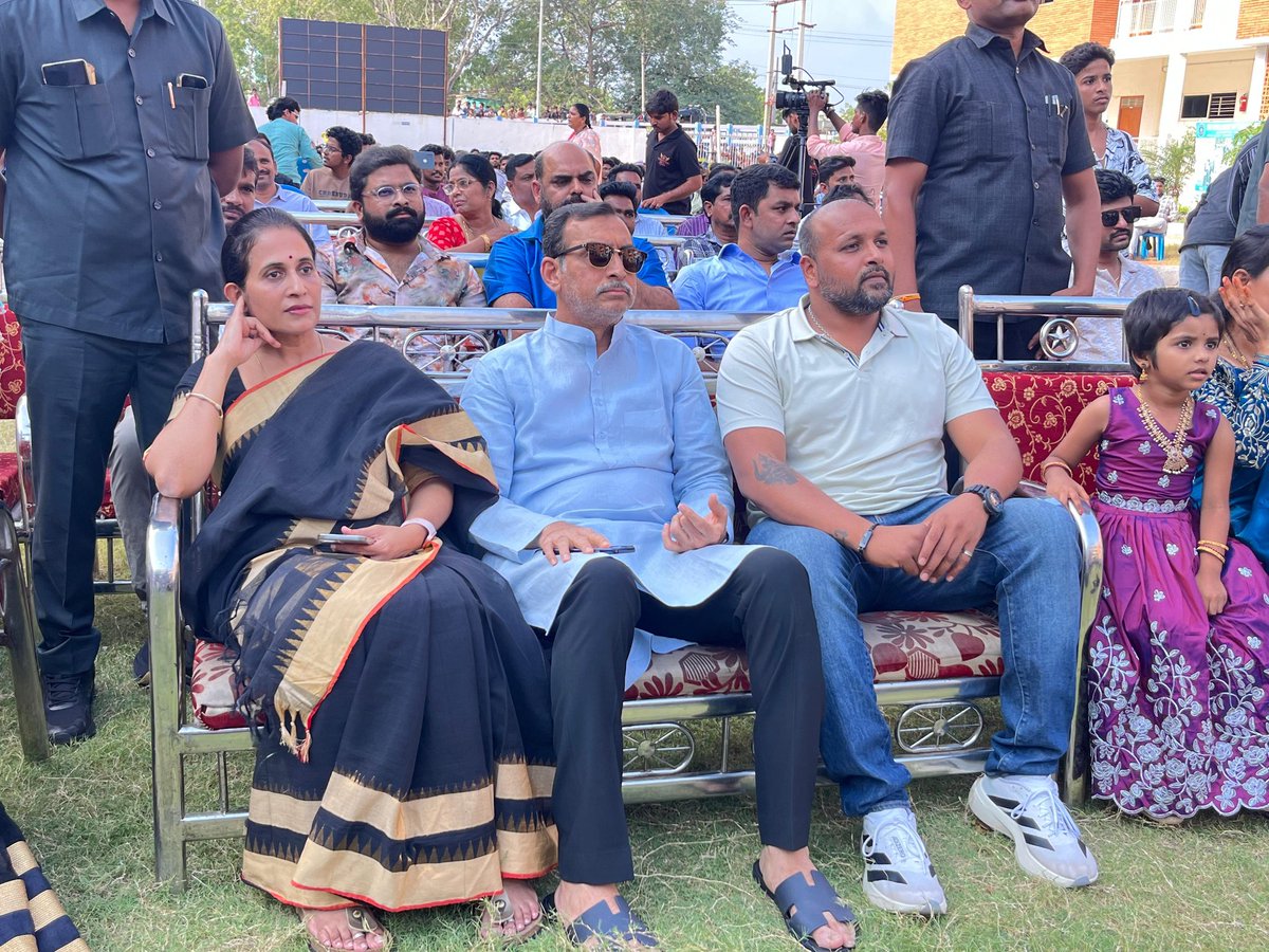R_Madhavi_Reddy's tweet image. కడప నగరంలోని SVCK కాలేజీలో నిర్వహించిన ‘స్కూల్ లైఫ్’ మూవీ ట్రైలర్ లాంచ్ కార్యక్రమంలో టీడీపీ పొలిట్ బ్యూరో సభ్యులు, కడప జిల్లా అధ్యక్షులు రెడ్డెప్పగారి శ్రీనివాసరెడ్డి గారితో కలిసి పాల్గొని ట్రైలర్ను ఆవిష్కరించాను. నిర్మాతకు ప్రోత్సాహకంగా శ్రీనివాసరెడ్డి గారు రూ.25,000 బహుమతిగా…