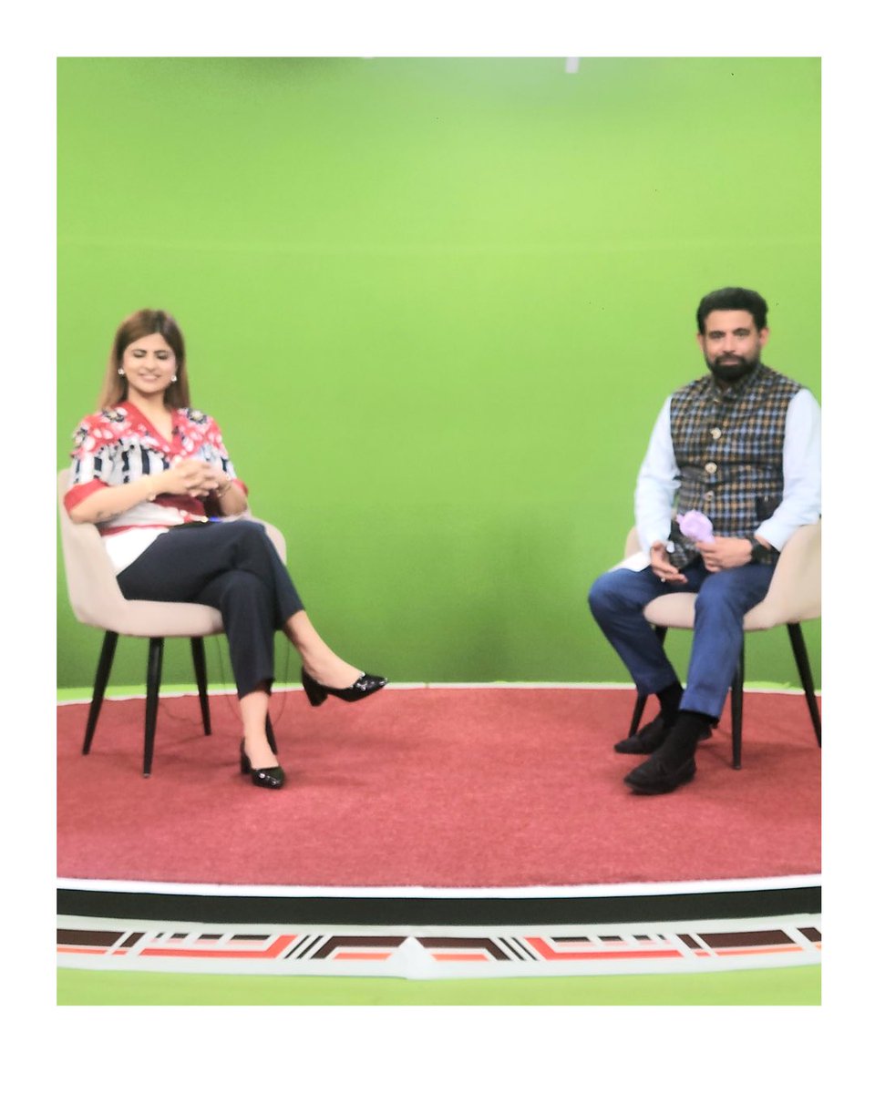 chetans1987's tweet image. Every match tells a story and I get to narrate it. Always a pleasure being in front of the mic! ✨🤍🏏

#VoiceOfCricket #LiveFromTheStudio #MicCheck #CricketCommentary