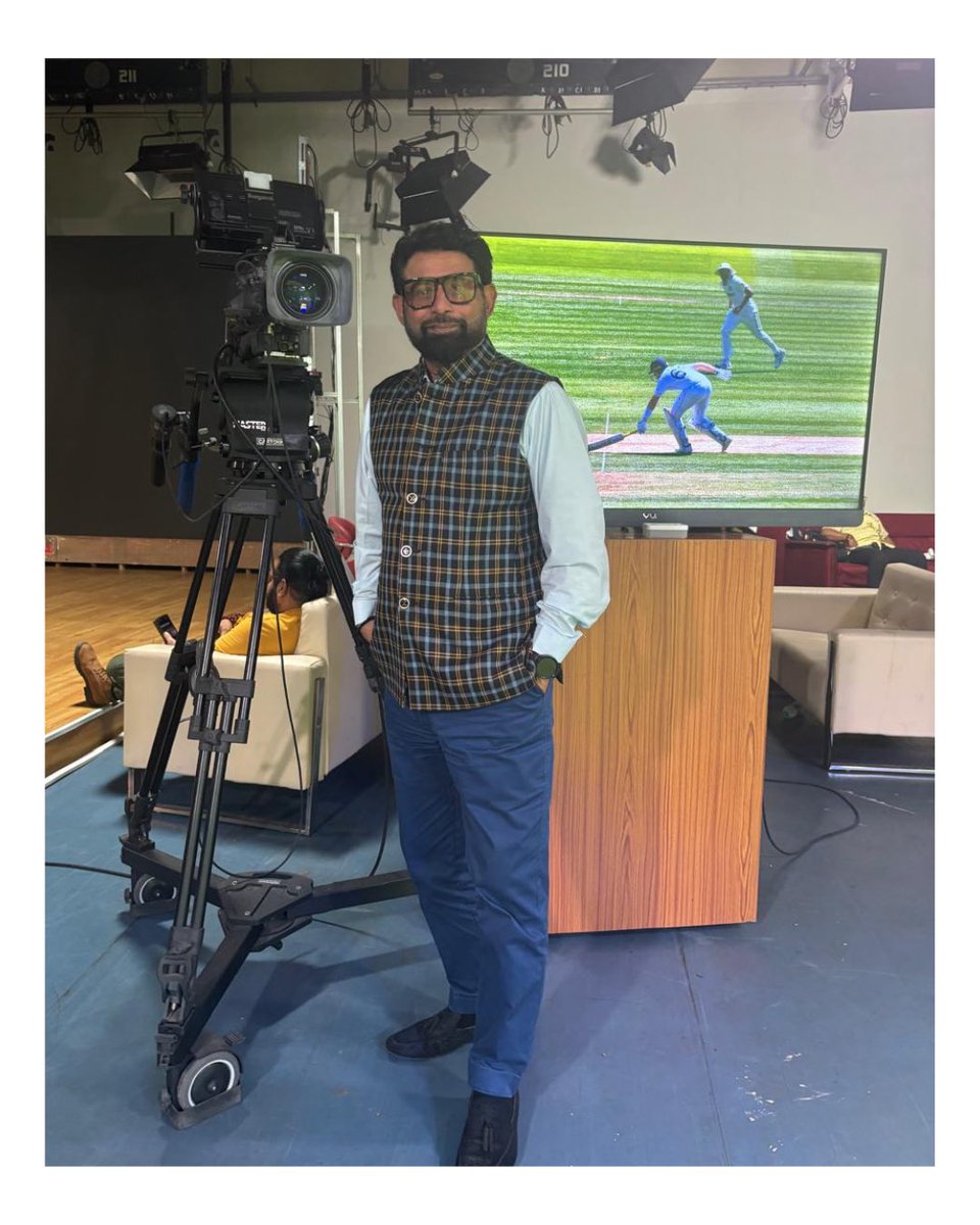 chetans1987's tweet image. Every match tells a story and I get to narrate it. Always a pleasure being in front of the mic! ✨🤍🏏

#VoiceOfCricket #LiveFromTheStudio #MicCheck #CricketCommentary