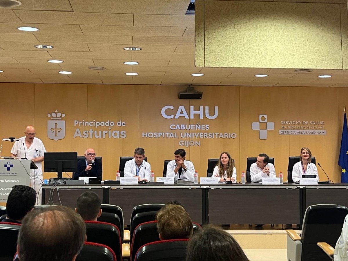 CAHU_Area_V's tweet image. 🎓 Hoy hemos celebrado el acto de despedida de nuestros residentes en el Hospital Universitario de Cabueñes. Un momento lleno de emoción y orgullo por todo lo compartido durante estos años.
En la mesa nos han acompañado:
👩⚕️ María Luisa Sánchez Núñez (@marsannu1), gerente del…
