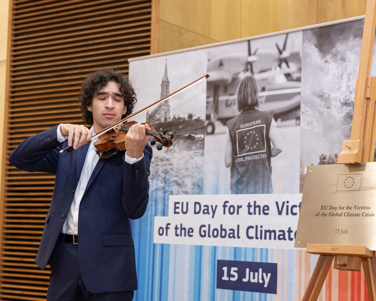EUClimateAction's tweet image. On 15 July, the EU marked the Day for the Victims of the Global Climate Crisis. 🕯️
🎙️ Speeches by EU leaders including Teresa Ribera
🖼️ Events in 10+ countries
🎻 Violin tribute
Let’s honour the victims with climate action.
Find out more: climate.ec.europa.eu/news-other-rea…