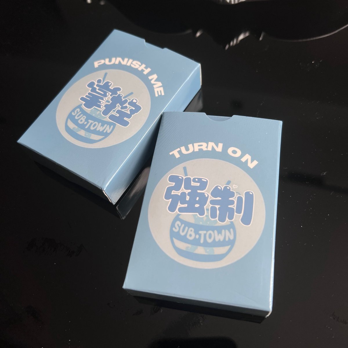 Liwelldown's tweet image. 上次和大家说到把强制与训诫脑洞汇集成的卡牌🃏
‼️终于要上架啦‼️这条帖子给大家送福利啦🎁
✨1️⃣ 这条帖子【转发+点赞+评论】我揪出三个幸运小伙伴送出一套脑洞卡牌
✨2️⃣ 私信 @fxingxin2251小助理加入微信团购群,下周群内还会继续抽奖送出更多惊喜礼物哦~
😈我想关注狸老师的小伙伴…