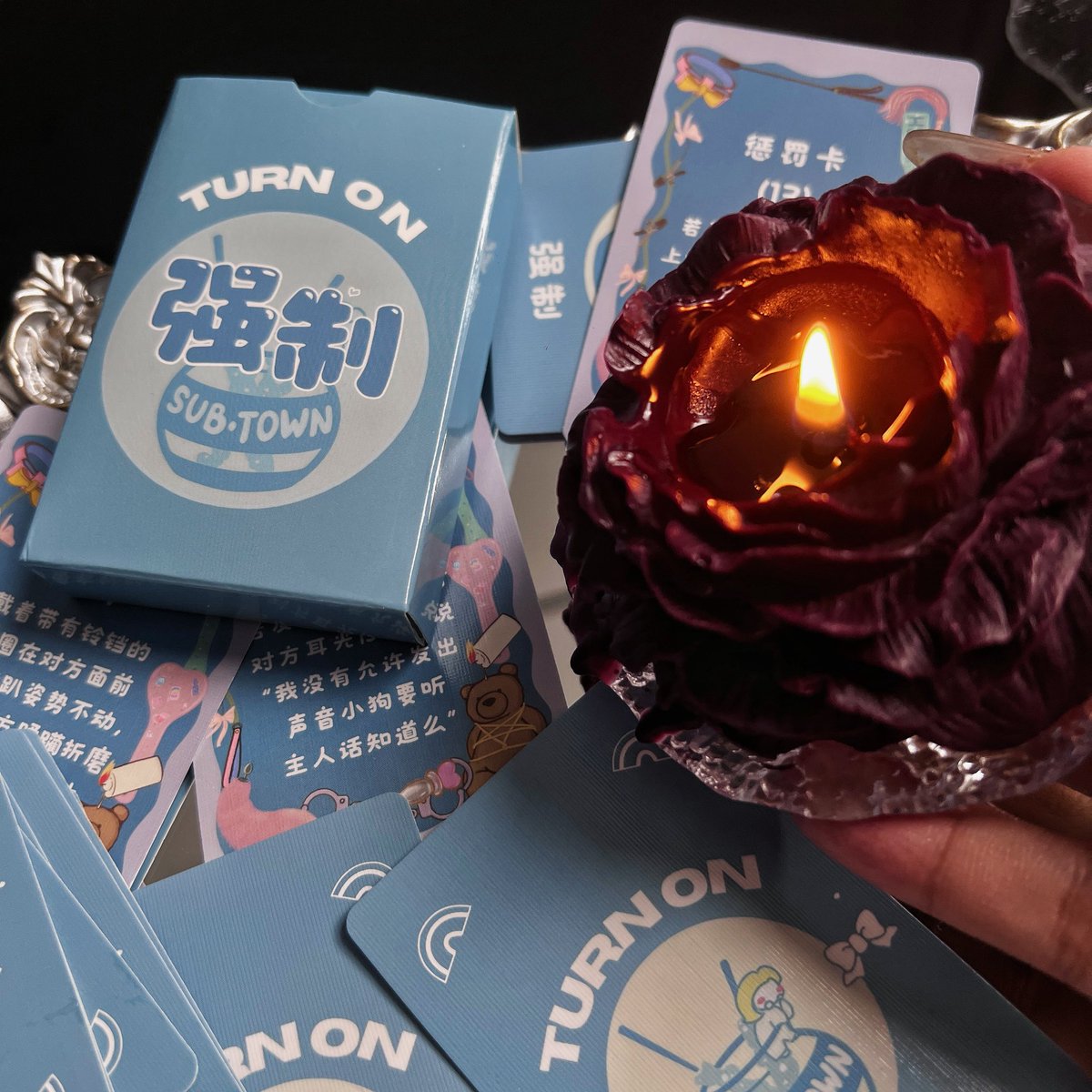 Liwelldown's tweet image. 上次和大家说到把强制与训诫脑洞汇集成的卡牌🃏
‼️终于要上架啦‼️这条帖子给大家送福利啦🎁
✨1️⃣ 这条帖子【转发+点赞+评论】我揪出三个幸运小伙伴送出一套脑洞卡牌
✨2️⃣ 私信 @fxingxin2251小助理加入微信团购群,下周群内还会继续抽奖送出更多惊喜礼物哦~
😈我想关注狸老师的小伙伴…