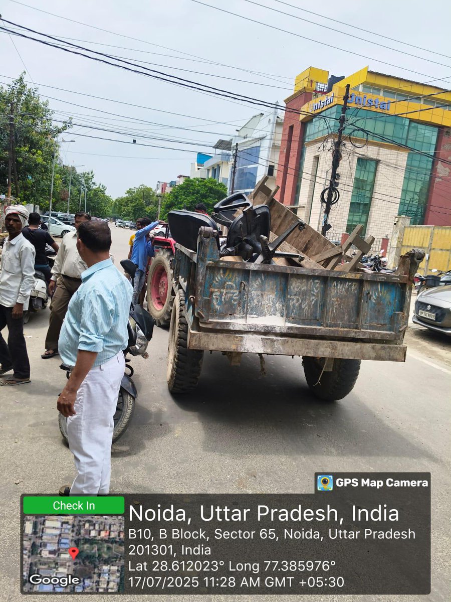 noida_authority's tweet image. आज, दिनांक 17.07.2025 को नौएडा प्राधिकरण द्वारा सैक्टर-65 में अतिक्रमण हटाने की कार्यवाही की गई। यह अभियान नौएडा को सुव्यवस्थित एवं अतिक्रमणमुक्त शहर बनाने की दिशा में एक महत्वपूर्ण पहल है। प्राधिकरण आमजन से अपील करता है कि केवल चिन्हित वेंडिंग ज़ोन में ही दुकानें या ठेले लगाएं,…