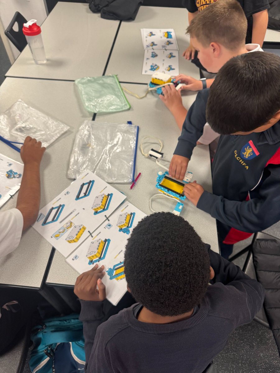 CompMathsOlchfa's tweet image. Day 2 of our Experience week! What a great 2 days it has been. Diolch @Technocamps 🤖🤖 @Olchfaschool #Robotics #TheFuture