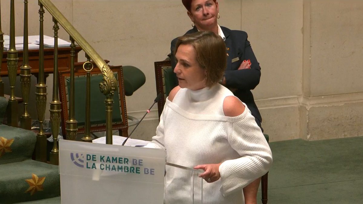 VB_Kamer's tweet image. "Premier, voor de verkiezingen zei u: 'Ik geloof niet meer in federale hervormingen. Wij doen daar niet meer aan mee'. Vandaag probeert u het tegenovergestelde. U zal begrijpen dat ik daar niet in geloof en daar niet aan mee doe." @Barbara_Pas #DeKamer