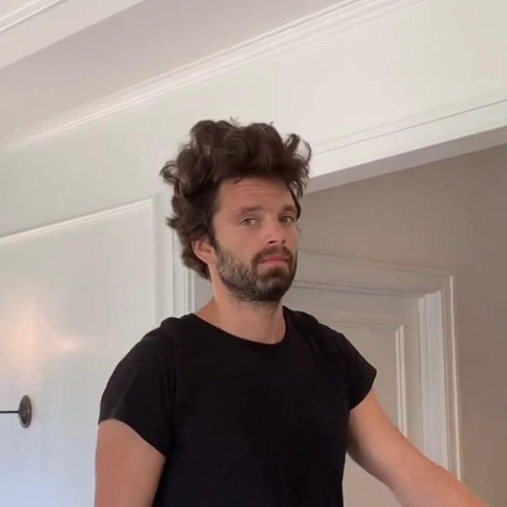 rockstarsebs's tweet photo. sebastian’s “i just woke up like this💋” hair is my favorite thing EVER🙂‍↕️ https://t.co/vsjjs6Pbpd