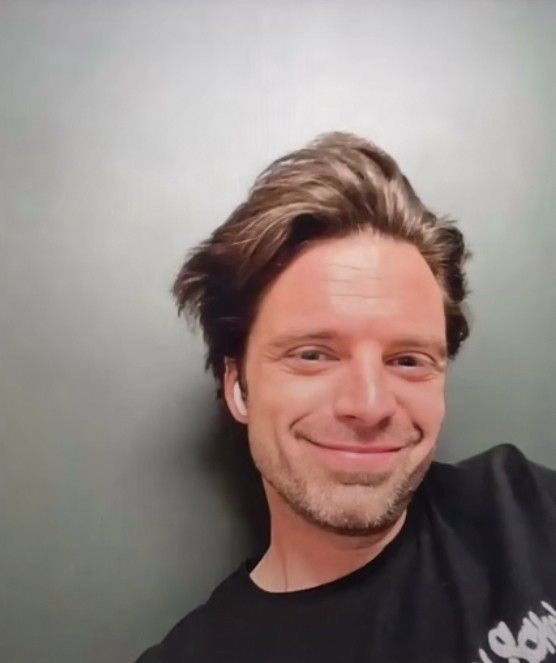rockstarsebs's tweet photo. sebastian’s “i just woke up like this💋” hair is my favorite thing EVER🙂‍↕️ https://t.co/vsjjs6Pbpd