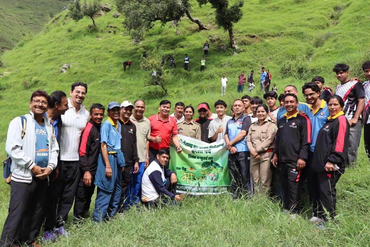 On the occasion of Harela Utsav yesterday, students from Maharana Pratap Sports College, shooting athletes, and Sports Department officials planted saplings at Khel Van, Dehradun.

 Similar plantation drives were held across various districts of Uttarakhand. 🌿🙂

 #Harela
