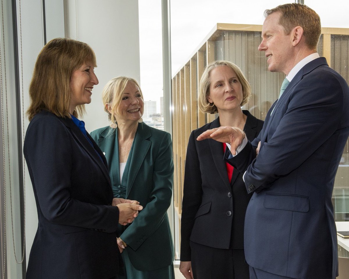MayorOfWY's tweet image. This week @RachelReevesMP unveiled the ‘Leeds Reforms’ in our own city, marking the most significant overhaul of financial services in over a decade.
By simplifying regulations, helping first-time home buyers, and encouraging people to invest, these reforms will power growth…