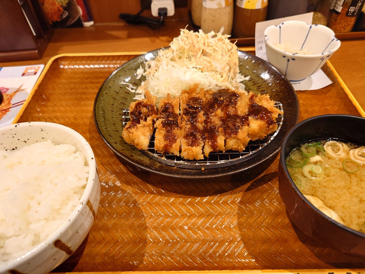 poipoipoipoi_t's tweet image. 仕事終わって帰ってきたらこんな時間だったので1人トンカツを食べに来たおれはダイエットを忘れてましたとさ…
#家族はみんな寝てました 
#健康家族 
#私だけ不健康です 
#トンカツ大好き