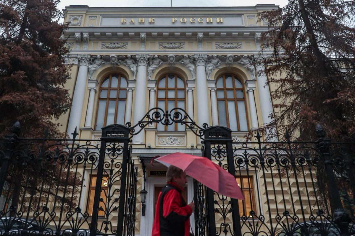 Is Russia's banking system about to finally implode ? 
<a href="/business/">Bloomberg</a> reports Putin's largest lenders, inc Sberbank and VTB, are asking the Central Bank for help due to the growth of problem loans that people and companies aren't able to pay.