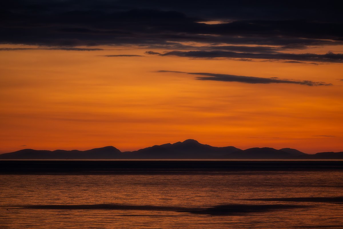 mark_lj's tweet image. Clisham from the end off our track at 1pm last night.