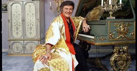 MagicMark9's tweet photo. @BY1959 #DonTheCon meets #LiarLiberace #Garish https://t.co/jhKHOEQZcX