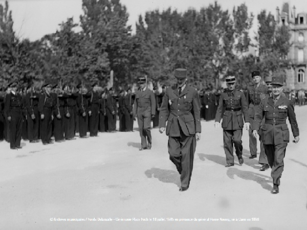 CaenOfficiel's tweet image. 🎖️La cérémonie qui marquera le 80e anniversaire de la remise de la médaille de la Résistance par le général Koenig à la ville de #Caen aura lieu le 18/07 à 16h, sur la place Foch.
📷Cérémonie du 18/07/1945 en présence du général Koenig. Archives municipales/Fonds Delassalle.