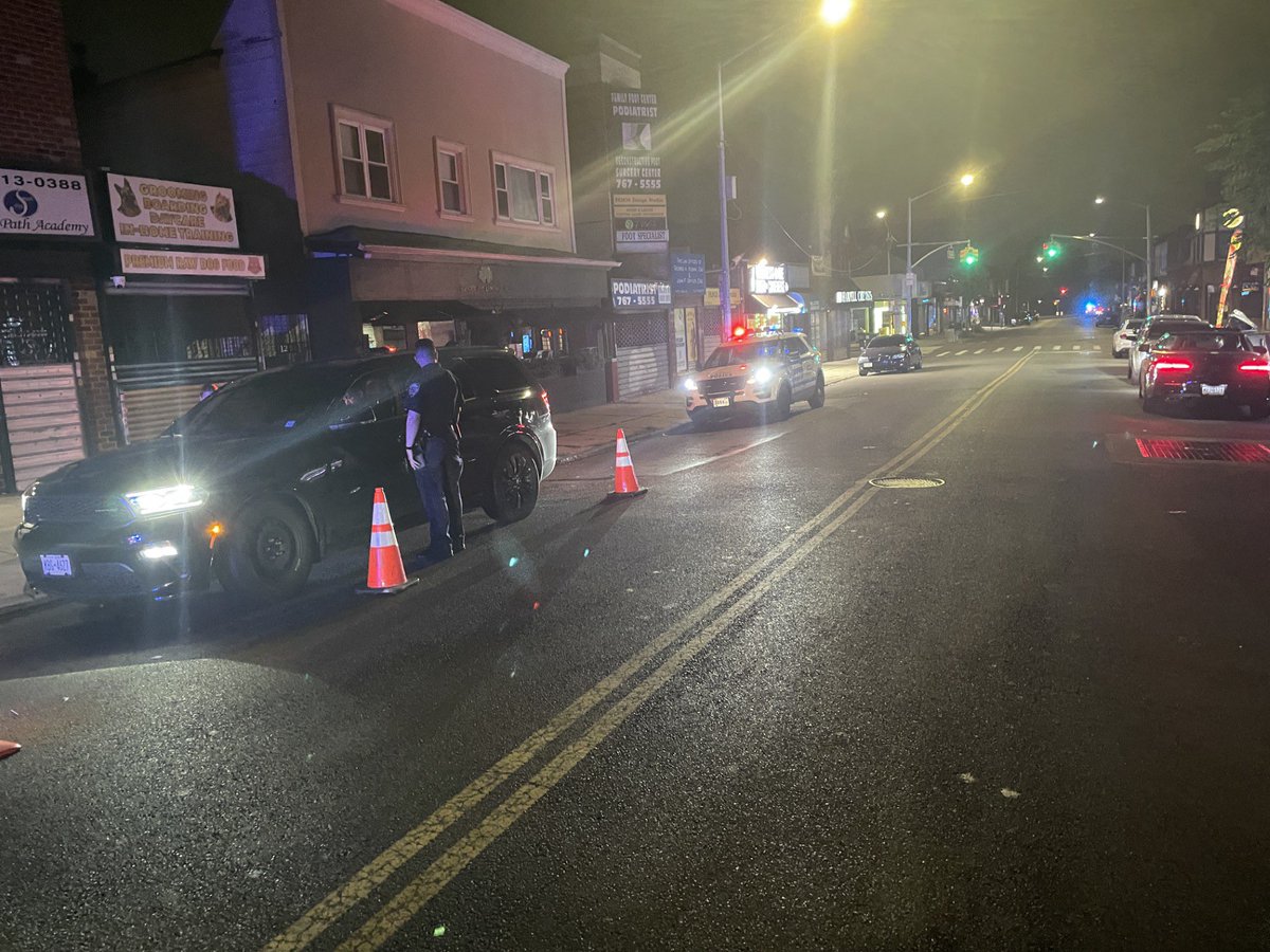 NYPD109Pct's tweet image. Your 109 cops have been addressing various quality of life conditions in Whitestone Village based on numerous community complaints. Last night, resulted in several summonses including open containers of alcohol, traffic violations and one arrest for a suspended driver’s license.