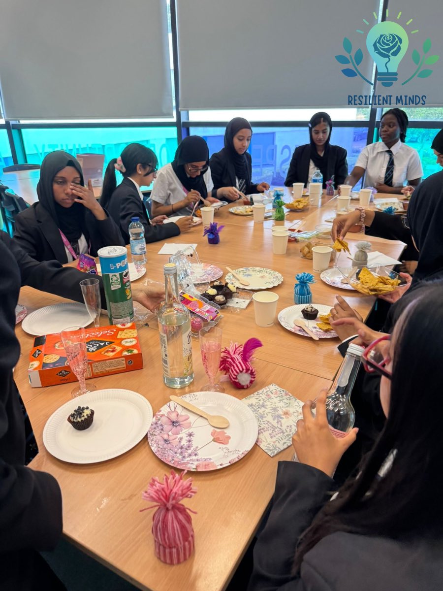 ChilternTSH's tweet image. Today at @Challney_Girls, the girls participated in an exciting final session for Resilient Minds - making therapeutic hats exploring all of their senses. To conclude, we held an indoor wellbeing picnic to celebrate the end of their participation in the Student Advisory Group💗