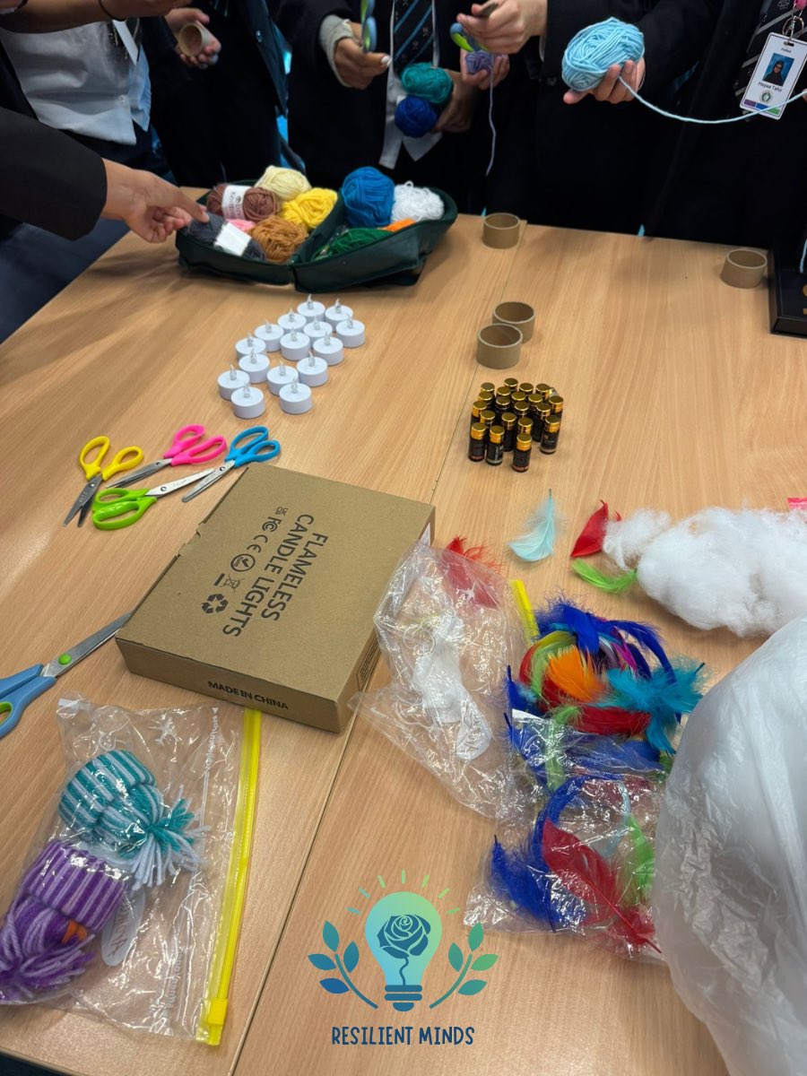 ChilternTSH's tweet image. Today at @Challney_Girls, the girls participated in an exciting final session for Resilient Minds - making therapeutic hats exploring all of their senses. To conclude, we held an indoor wellbeing picnic to celebrate the end of their participation in the Student Advisory Group💗